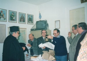 Το μέλος του ΣΕΑΝ Απόστολος Αναστασιάδης παραλαμβάνει το δώρο του. Διακρίνονται ο Πρόεδρος Μ.Μπασδέκης, Ν. Καψωμενάκης, Π.Βαβουγιός και Μ.Παπαϊωάννου