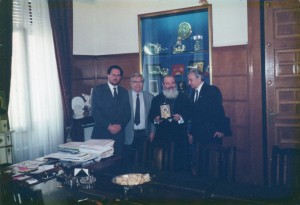 Θεόδωρος Μπριάνης, Νικόλαος Καψωμενάκης και Μελέτιος Μπασδέκης με τον Αρχιεπίσκοπο κ.κ. Χριστόδουλο στο γραφείο του στην Αρχιεπισκοπή Αθηνών.