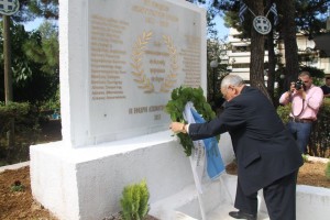 Ο πρώην Πρωθυπουργός Ι. Γρίβας καταθέτει στεφάνι στο Μνημείο που έστησαν οι Εφεδροι Αξιωματικοί Αν.Αττικής.