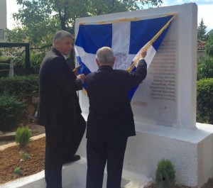 Ο π. Πρωθυπουργός Ι. Γρίβας και ο Δήμαρχος Γ. Πατούλης κάνουν τα αποκαλυπτήρια του Μνημείου. 