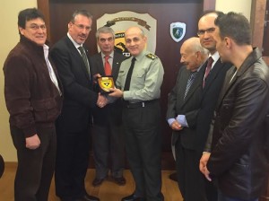 Ο Α/ΓΕΣ Στρατηγός Β. Τελλίδης παραδίδει τιμητική πλακέτα στον Πρόεδρο του ΣΕΑΝ Θ.Μπριάνη