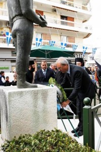 Ο Δήμαρχος Κηφισιάς Γ. Θωμάκος καταθέτει στεφάνι στο Ηρώο