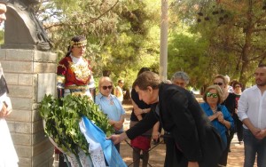 Ο Πρόεδρος του Συλλόγου Θεσσαλών Κ. Τίγκας καταθέτει στεφάνι στο μνημείο