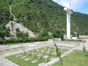 Τα μνήματα των Ελλήνων στρατιωτών στην εκκλησία του Αγ.Νικολάου στην Κλεισούρα
