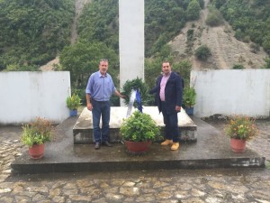 Οι Πρόεδροι των ΣΕΑΝ ΑΝ.ΑΤΤΙΚΗΣ και ΚΑΡΔΙΤΣΑΣ  Θ.Μπριάνης και Γ.Ντενισιώτης στο Μνημείο των πεσόντων Ελλήνων που βρίσκεται στον Ι.Ν.Αγ. Νικολάου στην Κλεισούρα.