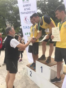 Ο εκπρόσωπος της ομάδας YMITTOS RUNNERS Αντ.Νικολαϊδης βραβεύει τους αθλητές της Σχολής Ευελπίδων