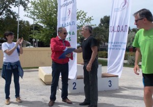 Ο πρωταθλητής και Ολυμπιονίκης Αρης Καραγεώργος παραλαμβάνει τιμητική πλακέτα για τον εαυτό του και για τον αδελφό του Χρήστο Καραγεώργο.