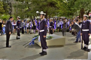 Ο Πρόεδρος του ΣΕΑΝ Θ.Μπριάνης καταθέτει στεφάνι στο Ηρώο.