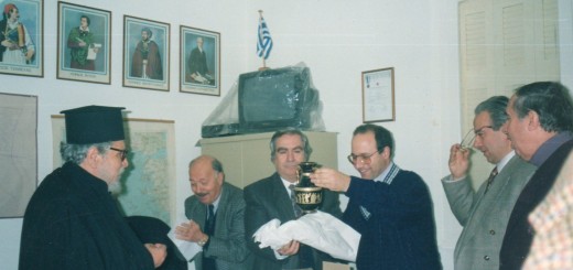 Το μέλος του ΣΕΑΝ Απόστολος Αναστασιάδης παραλαμβάνει το δώρο του. Διακρίνονται ο Πρόεδρος Μ.Μπασδέκης, Ν. Καψωμενάκης, Π.Βαβουγιός και Μ.Παπαϊωάννου