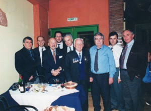 Διακρίνονται από αριστερά προς τα δεξιά τα μέλη του Δ.Σ. Γ.Βούλγαρης, Δ. Συκιώτης, Π.Βαβουγιός, Θ.Μπριάνης,Ν.Καψωμενάκης, Μ.Γατόπουλος, Μ.Μπασδέκης, Ε.Ζορμπαλάς, Μ. Παπαϊωάννου. 