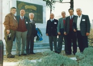 Στην φωτογραφία διακρίνονται από αριστερά Γ.Γεωργάκης, Μ.Χαρατσάρης, Μ.Γατόπουλος (Πρόεδρος), Γ.Πάττας (ΓΥΕΝ), Θ.Δρακόπουλος, Ν.Καψωμενάκης (Γ.Γ.), Τιμ.Χατζηβασιλείου (Δυτ.Αττικής)