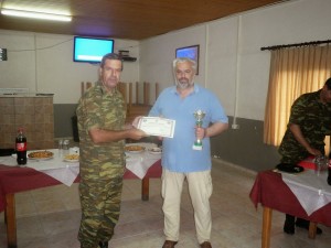 Απονομή διπλώματος από τον Διοικητή Χ. Λαλούση