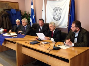 Ο Αντιπρόεδρος Ε.Θεοδοσόπουλος διαβάζει ένα σύντομο βιογραφικό για τον Ν.Καψωμενάκη