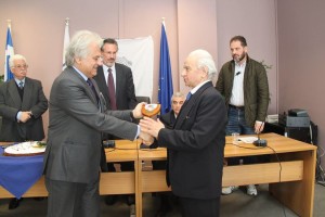 Ο Δήμαρχος Αγ.Παρασκευής Γ. Σταθόπουλος απονέμει την τιμητική πλακέτα στον Ν. Καψωμενάκη