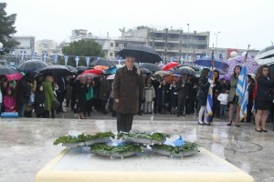 Ο Αντιπρόεδρος του Συνδέσμου μας Ευάγγελος Θεοδοσόπουλος καταθέτει στεφάνι στο ηρώο.
