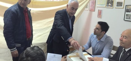 Ο νέος Πρόεδρος του ΣΕΑΝ Φθιώτιδας Θ. Παπαχρήστος ενώ ψηφίζει