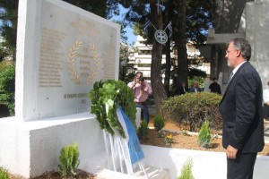 Ο Δήμαρχος Αμαρουσίου καταθέτει στεφάνι