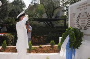 Ο εκπρόσωπος του Πολεμικού Μουσείου καταθέτει στεφάνι.