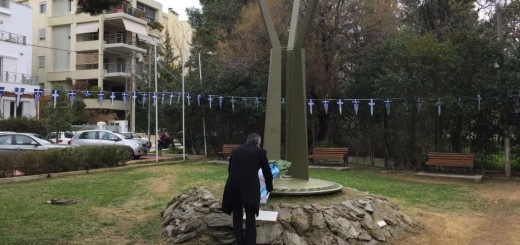 Ο Δήμαρχος Παπάγου Χολαργού Ηλίας Αποστολόπουλος καταθέτει στεφάνι στο Μνημείο.