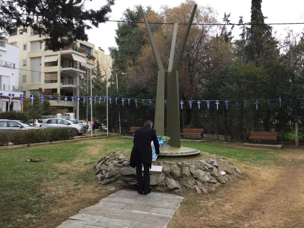 Ο Δήμαρχος Παπάγου Χολαργού Ηλίας Αποστολόπουλος καταθέτει στεφάνι στο Μνημείο.
