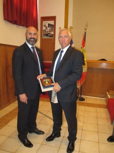 Το μέλος της ΑΠΟΕΑ Β.Λαδόπουλος με τον Εφεδρο Αξιωματικό Μιχαήλ Τσαμάζ, Πρόεδρο και Διευθύνοντα Σύμβουλο του Ομίλου Εταιρείων ΟΤΕ ο οποίος επιδικνύει την πλακέτα με το έμβλημα του ενδόξου μας Πυροβολικού με την οποία ετιμήθη.