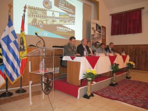 Εισηγητές 1ου μέρους της ημερίδας. Από τα αριστερά προς τα δεξιά: Σχης (ΠΒ) Σταματάκης Ιωάννης Διευθυντής Σπουδών Σχολής Πυροβολικού και συντονιστής της ημερίδας, Αντγος ε.α Μπελεγράτης Σπυρίδων Πρόεδρος ΣΕΕΘΑ, Σωτήρης Ριζάς Διευθυντής Κέντρου Ιστορικών Ερευνών της Ακαδημίας Αθηνών, Κωνσταντίνος Λαγός Καθηγητής στη Σχολή Ικάρων,Αντγοςε.α. Πόκας Χαράλαμπος μέλος ΔΣ ΣΕΕΘΑ 