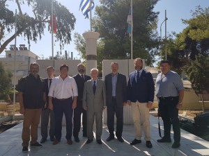 Ο Πρόεδρος της ΑΠΟΕΑ καθηγητής Πανεπιστημίου Αθηνών Κος Γρ. Κωσταράς με μέλη του ΚΔΣ της ΑΠΟΕΑ, μέλη της Εθνικής μας αντιπροσωπείας στην CIOR, Προέδρους και μέλη ΣΕΑΝ (Μπριάνης, Φιλιππίδης, Ρίζος) μπροστά από το Ηρώον των Πεσόντων Πυροβολητών