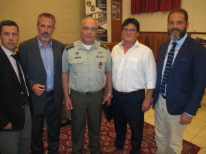 Ο Πρόεδρος Θ. Μπριάνης και τα μέλη Μ.Φιλιππίδης και Λ.Ρίζος, καθώς και ο Φ. Κωσταράς με τον  ΤαξχοςΕμμ.Μαντωνανάκη, Δντη ΓΕΣ/ΔΠΒ 