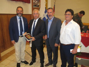 Μ.Φιλιππίδης, Θ.Μπριάνης και Λ.Ρίζος με τον  με τον Εφεδρο Αξιωματικό Μιχαήλ Τσαμάζ, Πρόεδρο και Διευθύνοντα Σύμβουλο του Ομίλου Εταιρείων ΟΤΕ ο οποίος επιδεικνύει την πλακέτα με το έμβλημα του ενδόξου μας Πυροβολικού με την οποία ετιμήθη.