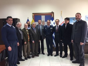 Τα μέλη των Εφεδρων Αξιωματικών: Πρόεδρος Θ. Μπριάνης,  Αντιπρόεδρος Ε. Θεοδοσόπουλος, Γεν. Γραμματέας Γ. Μιχαήλ, Ταμίας Αθ. Καρκάνης και Μ. Φιλιππίδης, Λ. Ρίζος, Αλ. Χονδρογιάννης, Μ. Δήμας με τον κ. Δκτή της ΣΜΥΑ Ταξχο (Ι) Γεώργιο Φασούλα και τον κ. Υπδκτή Σμχο (ΜΑ) Ιωάννη Ρούγγο.