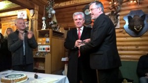 Ο Πρόεδρος των Εφέδρων Αξιωματικών παραλαμβάνει τιμητική πλακέτα από τον Δήμαρχο Λαυρεωτικής