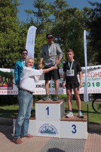 Ο Δήμαρχος Αγ.Παρασκευής Ι.Σταθόπουλος βραβεύει τους νικητές 