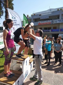 Ο Πρόεδρος Θ.Μπριάνης βραβεύει τις νικήτριες γενικής κατηγορίας γυναικών στα 14 χλμ