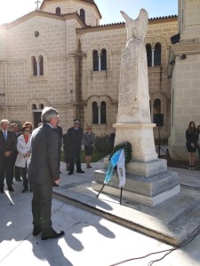 Ο Δήμαρχος Κρωπίας Δ.Κιούσης καταθέτει στεφάνι στο Ηρώο