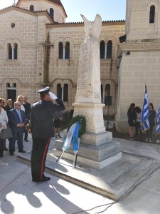 Ο εκπρόσωπος της Στρατιωτικής Σχολής Ευελπίδων καταθέτει στεφάνι