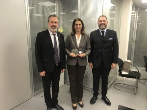 Ο Θ. Μπριάνης και Μ. Φιλιππίδης με την εκπρόσωπο του Αμερικανικού Κολλεγίου