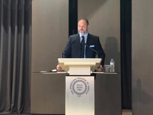 Ο Μ.Φιλιππίδης στο βήμα