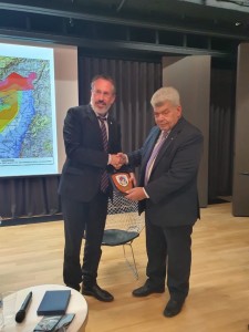 Ο Θ.Μπριάνης απονέμει τιμητική πλακέτα στον Καθηγητή Ι.Μάζη