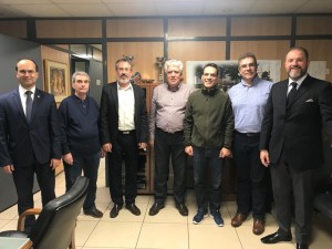 Ο Δήμαρχος Αγ. Παρασκευής Βασίλης Ζορμπάς με τον Πρόεδρο των Εφ.Αξκων Θεοδ.Μπριάνη, τον ΓΓ Γεωργ.Μιχαήλ, τον Αντιρπόεδρο Ευ.Θεοδοσόπουλο, τον Έφορο Μιχ. Φιλιππίδη και τα μέλη του ΔΣ Δ.Πετεινάρα και Αχ.Μανωλόπουλο