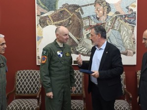 Ο Πρόεδρος Θ. Μπριάνης με τον Διοικητή Αντισυνταγματάρχη Παππά