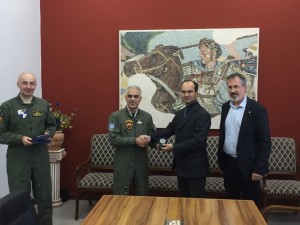 Ο ΓΓ Μιχαήλ Γ. παραδίδει το μετάλλιο του ΣΕΑΝ στον Επιτελάρχη Χ. Γούση