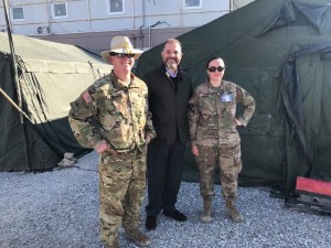 Ο Έφορος Μ.Φιλιππίδης με Αμερικάνους χειριστές που εκπαιδεύονται στο Στεφανοβίκειο