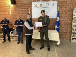 Ο Πρόεδρος της ΑΠΟΕΑ με τον Ταξίαρχο των Ειδικών Δυνάμεων